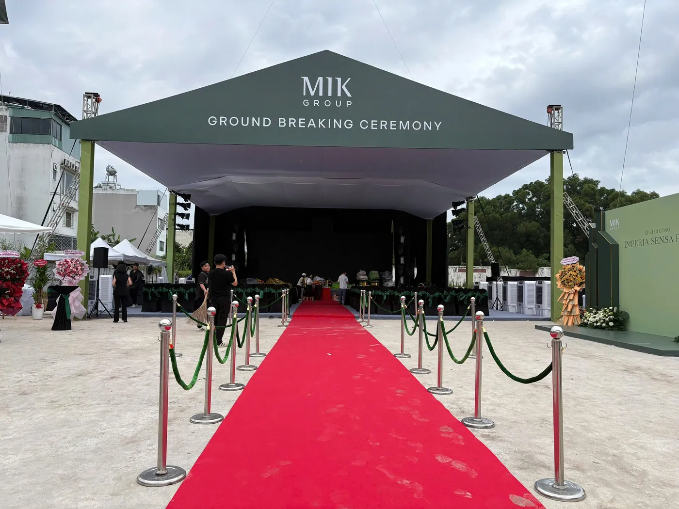 Sân khấu và thảm đỏ lễ khởi công Imperia Sensa Park của MIK Group ngày 06/08/2026