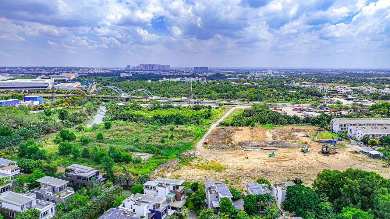 Toàn cảnh khu đất Imperia Sensa Park nhìn từ trên cao, giáp kênh và khu dân cư hiện hữu